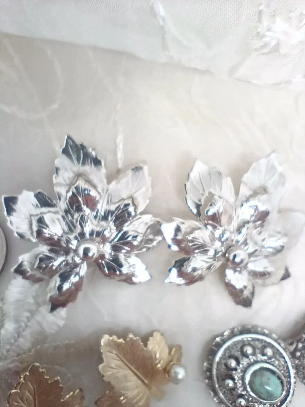 lot of Sarah Coventry Earrings Gold Tone Clip On's Whispering Leaf, Dangle Pearl - Picture 4 of 11